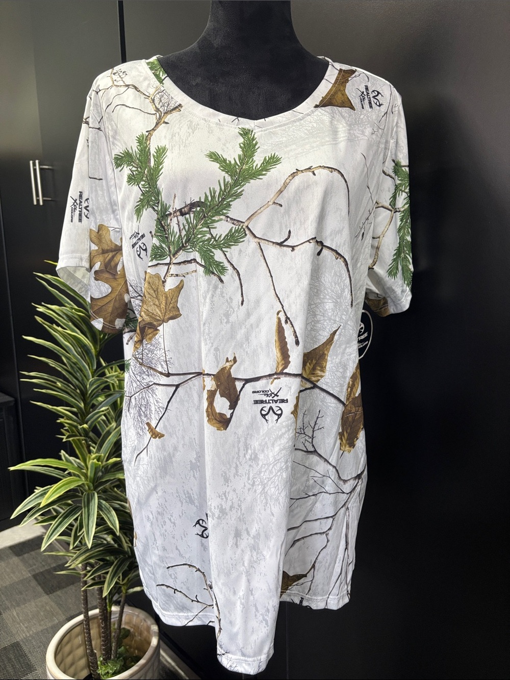 Realtree Xtra V-neck, lightweight,breathable,silky soft, stretch,hunti,camo